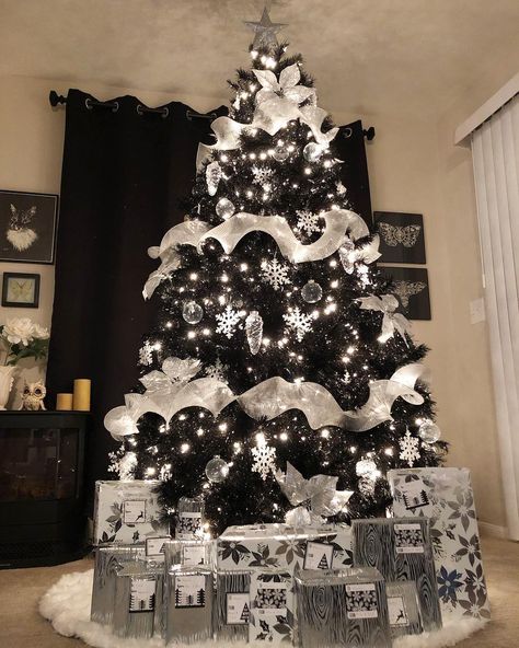 Black Xmas Tree, Black Christmas Tree Decorations, Black And White Christmas Tree, Glam Christmas Tree, Black Christmas Decorations, Black Christmas Tree, Black White Christmas, Black And White Christmas, Silver Christmas Decorations