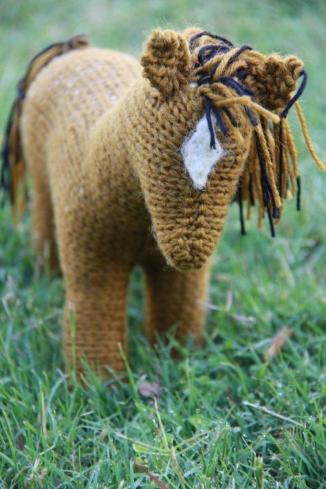 Horse Knitting Pattern Free, Horse Knitting Pattern, Knitted Horse, Knitted Stuffed Animals, Knit Toys, Little Cotton Rabbits, Animal Knitting Patterns, Dragon Crafts, Horse Crafts