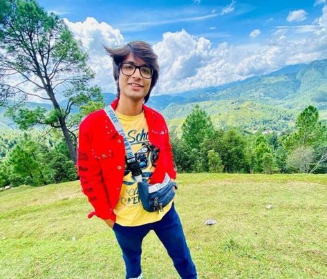 Sourav Joshi net worth is approx 30 Crores to 35 Crores Rupees. He was born on 8 September 1999 in Uttrakhand, India. Sourav Joshi, 8 September, Drawing Competition, Celebrity Photography, Youtube Images, Youtube News, Family Images, Cute Couple Drawings, Painting Workshop