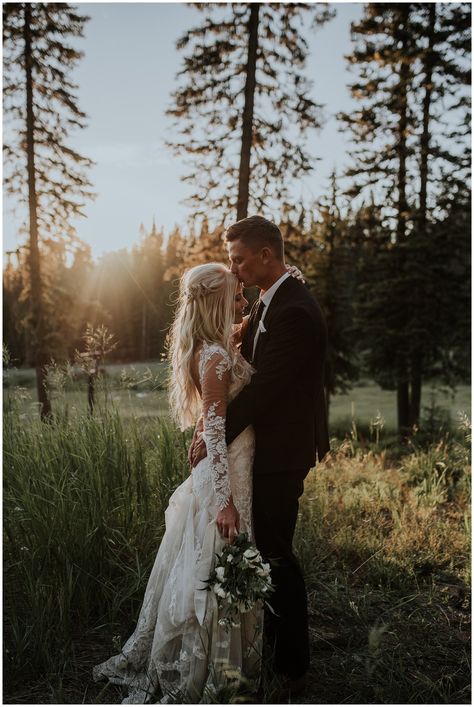 Brundage Mountain Resort Boho Wedding in McCall Idaho. Golden Hour sunset Photos #brundage #mccall #idahowedding #pnwwedding #rockymountains #bohoweddingdresses #bride #laceweddingdresses #longsleevesweddingdress #summerwedding #mountainwedding #bridestyle #bohobride Backyard Wedding Dresses, Mountain Wedding Photos, Sunset Wedding Photos, Wedding Portrait Poses, Woodsy Wedding, Mountain Wedding Colorado, Wedding Picture Poses, Wedding Photography Styles, Wedding Picture Ideas