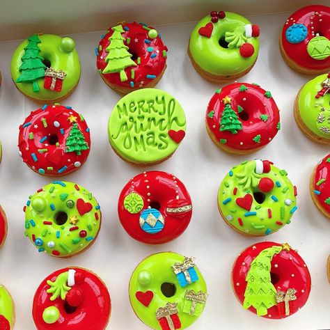 Mini Donut Recipes, Christmas Desserts Cakes, Fancy Donuts, Donut Decorating Ideas, Xmas Desserts, Christmas Treats Boxes, Christmas Donuts, Cute Christmas Cookies, Strawberry Donuts