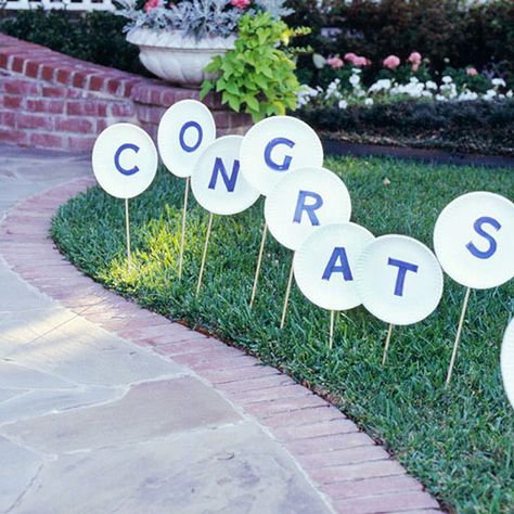 Throw a casual outdoor party for your graduate! Let party guests know they have the right house by adding a sign to your front walk! For more graduation party tips and ideas, look here: http://www.bhg.com/party/birthday/themes/graduation-party-ideas/?socsrc=bhgpin031815decoratedfrontwalk&page=5 Cheap Graduation Party Ideas, Diy Graduation Decorations Party, Graduation Bbq, Elementary Graduation, 5th Grade Graduation, Photobooth Ideas, Senior Graduation Party, Graduation Party High, Graduation Open Houses