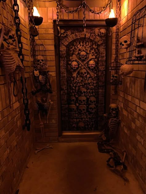 Halloween Castle Aesthetic, Scary Staircase Halloween, Interior Haunted House, Halloween Home Haunts, Scary Hallway Haunted Houses, Dungeons And Dragons Halloween Decorations, Midevil Halloween Decor, Dungeon Halloween Party, Haunted House Set Design