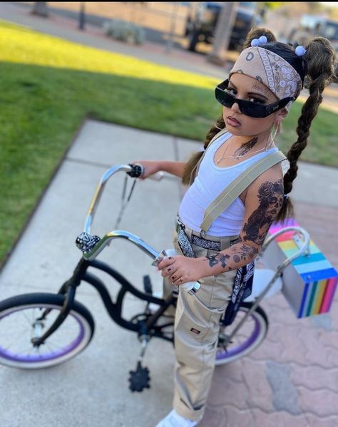 Cholos Halloween Costumes, Cholo And Chola Halloween Costume, Chola Party Outfit, Cholo Costumes Women, Cholo Halloween Costume, Chola Costume Ideas, Chola Halloween Costumes, Cholo Party Outfit, Chulo Outfits