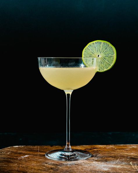 The gin gimlet is a classic cocktail made of lime juice and gin. Here's an easy recipe for this refreshing drink that takes only 5 minutes to make! French Gimlet, Watermelon Gin Cocktail, Best Gin And Tonic, Gin Gimlet, Vodka Gimlet, Gimlet Recipe, Best Gin Cocktails, Gimlet Cocktail, Gin Fizz Cocktail