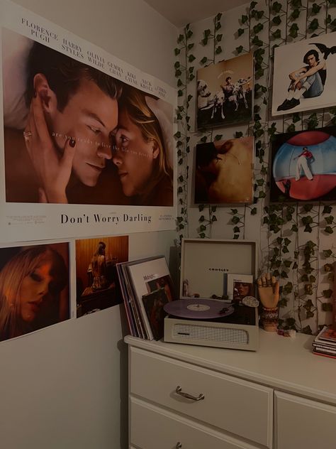 Bedroom Inspirations Taylor Swift, Taylor Coded Room, Harry Coded Room Decor, Swiftie Aesthetic Room, Vinyl Wall Aesthetic, Fangirl Bedroom Aesthetic, Harry Styles Room Ideas, Harrycore Room, Harry Coded Room