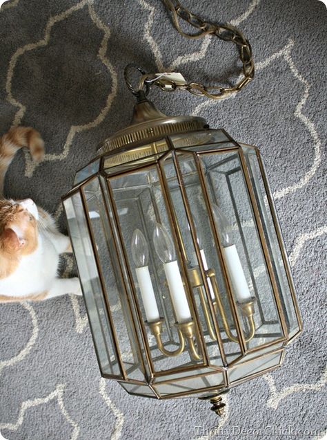 Painting Over Brass Light Fixtures, Painting Brass Fixtures, Painting A Light Fixture, Upcycle Light Fixture, Brass Light Fixture Makeover, Refurbished Chandelier, Glass Chandelier Makeover, Paint Light Fixture, Antique Brass Spray Paint