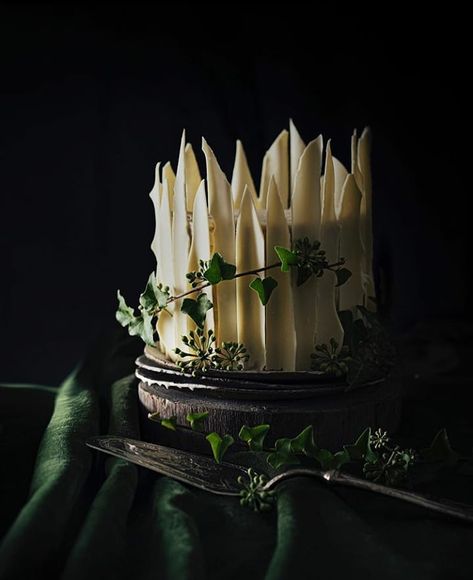 Food Art Project on Instagram: “Medieval, game of throne & Girona inspired white chocolate cake by @stellaand Tag your shot #foodartproject to get featured! Join us in…” Medieval Cake, Golden Cage, Game Of Throne, White Chocolate Cake, Crown Cake, Chocolate Heaven, Food O, Cake Donuts, Baby Cake