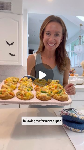 Shannon Doherty on Instagram: "MINI *CHICKEN POT PIES* RECIPE!! SHARE & SAVE this super simple recipe perfect for family dinners easy to make, and everyone always loves it!!!

LIKE + COMMENT - “recipe” - I will send you the full recipe so you can make this for your family!! really easy to make! I promise you they will love it- it will become a new staple in your house! 

FOLLOW ME @athomewith.shannon for more family recipes that you will love making!! #momsofinstagram #recipe #easyrecipes #familydinner #familyrecipe #easyrecipe" Family Dinners Easy, Pie Squares, Shannon Doherty, Muffin Cups Recipes, House Schedule, Chicken Delight, Chicken Lickin, Chicken Pot Pies, Mini Chicken Pot Pies