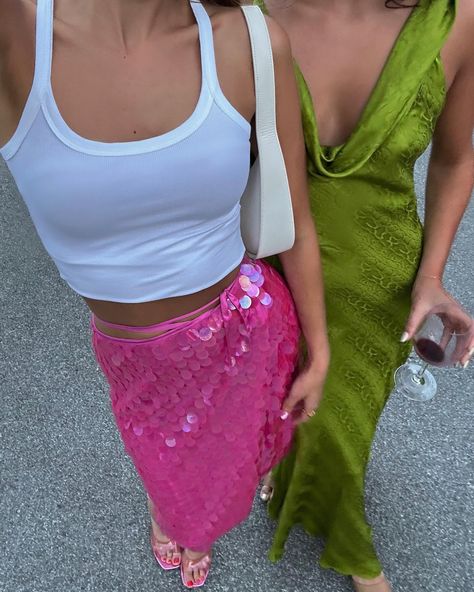 Summer Disco Outfit, Colorful Y2k Outfits, Comfy Summer Outfits, Ibiza Outfits, European Summer Outfits, Summer Fashion Trends, Carrie Bradshaw, Mode Inspiration, White Tank