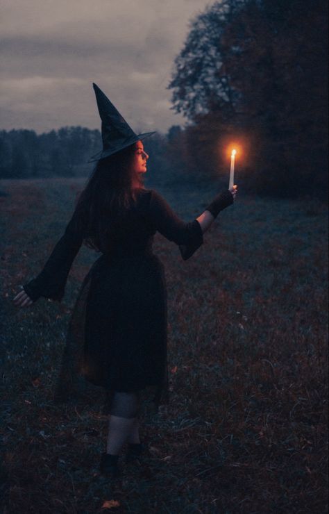 Witchy Photos, Work Photoshoot, Witch Photoshoot, Halloween Photography, Scary Halloween Costumes, Halloween Photoshoot, Season Of The Witch, Halloween Looks, The Witch