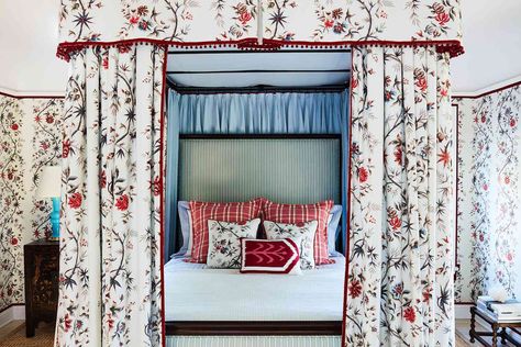 Reese Witherspoon's Designer, Mark D. Sikes' Home Tour Mark Sikes, Celebrity Interior Design, Black Rooms, Mark D Sikes, Spanish Style Home, Pillow Dress, Bedroom Red, Indoor Outdoor Living, Love Home