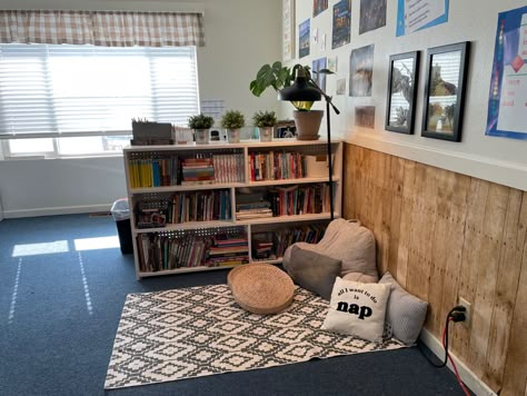 Farmhouse classroom reading nook Bookshelf Classroom Ideas, Diy Classroom Bookshelf, Comfy Corner Classroom, Classroom Wall Covering Ideas, Middle School Reading Nook, Classroom Bookshelf Ideas, Better Than Paper Classroom Wall, Bookshelves Classroom, High School Classroom Library