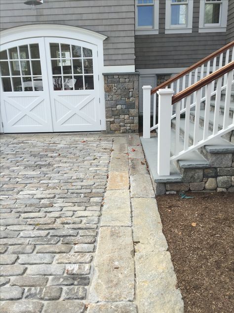 Landscaping With Stones, Landscape Edging Stone, Stone Patio Designs, Modern Driveway, Cobblestone Driveway, Brick Patterns Patio, Driveway Ideas, Driveway Paving, Stone Driveway