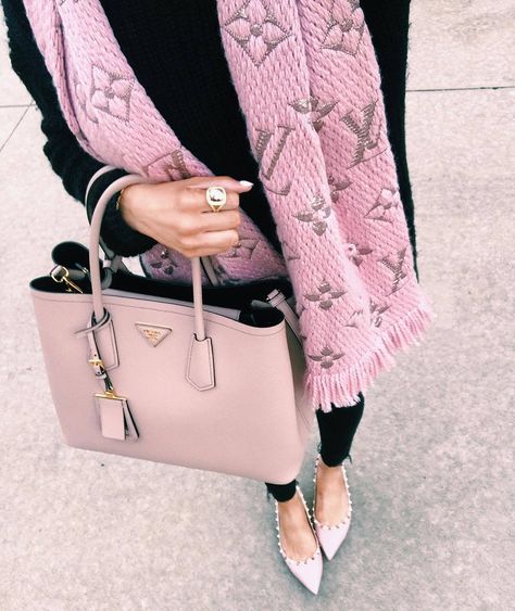 Massive Instagram Round-Up (November – December) – The Sweetest Thing Zapatillas Louis Vuitton, Chique Outfits, Pink Purse, Prada Handbags, Outfits Casuales, Vuitton Handbags, Louis Vuitton Handbags, Look Fashion, Capsule Wardrobe