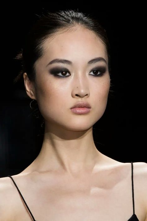 Asian Smokey Eye, Jing Wen, Skincare Sephora, Fall Makeup Trend, Korean Eye, Makeup Asian, Mekap Mata, Black Smokey Eye, Korean Eye Makeup