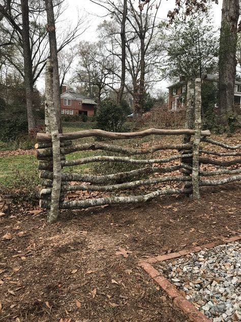 Log Fence Ideas Diy, Branch Fence, Natural Fence Ideas, Log Fence, Rustic Garden Fence, Diy Garden Fence, Rustic Fence, Natural Fence, Diy Backyard Landscaping