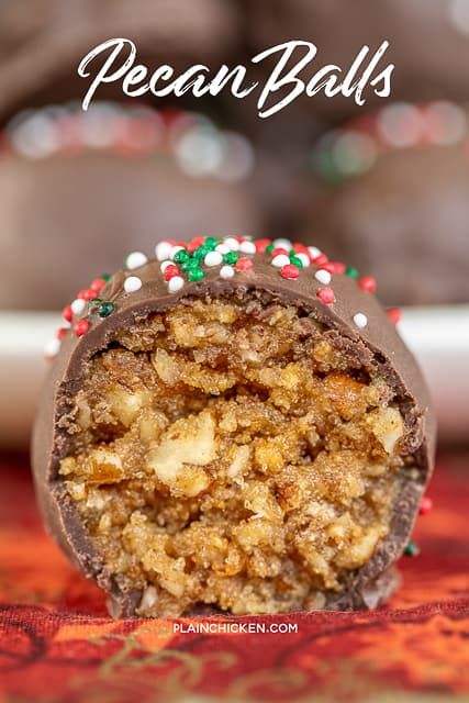 Pecan Pie Balls - dangerously delicious!! I could eat the whole batch! Great for parties, tailgating and homemade gifts! Pecans, graham crackers, brown sugar, maple syrup, butter, vanilla and chocolate candy coating. Can add bourbon to the pecan mixture for a boozy treat. A MUST for your holiday cookie tray! #candy #pecans #dessert Pecan Balls Recipe, Pie Balls, Pecan Pie Balls, Microwave Peanut Brittle, Pecan Balls, Pecan Pie Bites, Coconut Chocolate Chip Cookies, Pecan Pie Easy, Coconut Pecan