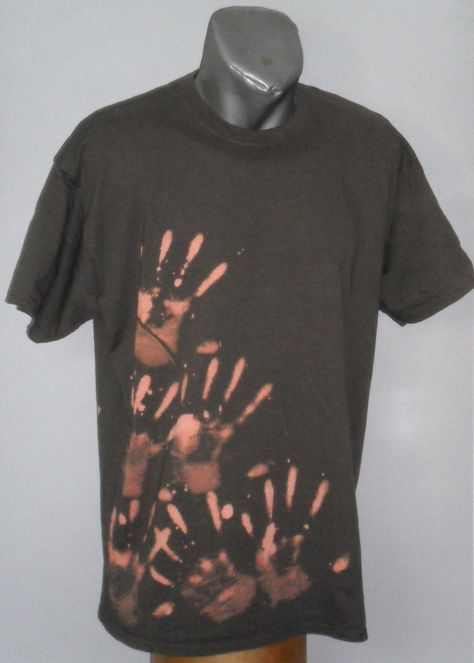 T Shirt Painting With Bleach, Emo Bleach Shirt, Cloth Bleaching Ideas, Bleached Shirt Designs Alt, Diy Shirt Bleach, Alt Bleach Shirt, Punk Bleached Shirt, Bleach Art Shirts Diy, Simple Bleach Designs