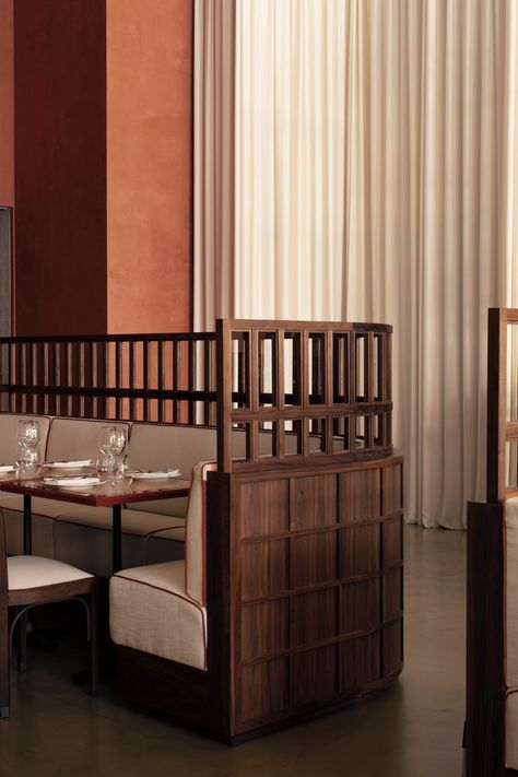 Modern Steakhouse, Banquette Seating Restaurant, Restaurant Banquette, Seating Restaurant, Interior Hotel, Classic Restaurant, Restaurant Booth, Ricardo Bofill, Walnut Dining Chairs