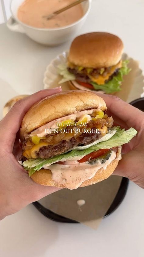 Homemade Hamburgers, Homemade Burgers, Tasty Recipes Videos, Think Food, Sweet Snacks Recipes, Delicious Snacks Recipes, Food Recepie, Food Videos Cooking, Food Obsession