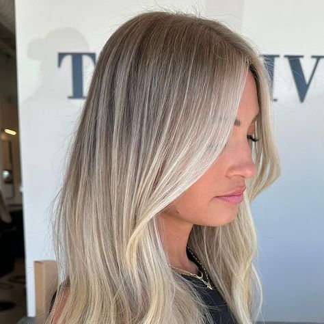 Kaitlin- EXTENSIONS & LIVED IN COLOR ❁ on Instagram: "Bright- but dimensional.  Depth is always the key for a soft color that still pops. My favorite way to blonde 🤌🏼" Undone Blonde Hair, Bright Lived In Blonde, Pastel Blonde Hair, Lived In Bright Blonde, Bright Dimensional Blonde, Soft Blonde Hair, Pastel Blonde, Beach Blonde Hair, Lived In Color