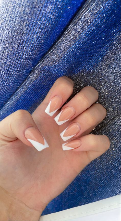 Mail Designs One Finger, French Triangle Tip Nails, French Manicure White Tips, Mail Inspo Coffin Shape, V French Manicure Designs, Triangle French Tip Acrylic Nails, Triangle French Tip Nails Square, Nails With Triangle Design, V Line French Tip Nails