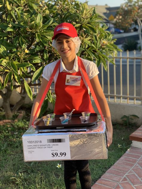 Costco sample lady. Halloween costume DIY Costco Halloween Costumes, Outdoor Decorations Halloween, Halloween Block Party, Halloween Customer, Creative Halloween Costumes Diy, Box Costumes, Pretty Halloween, Halloween Outdoor, Halloween Costume Contest