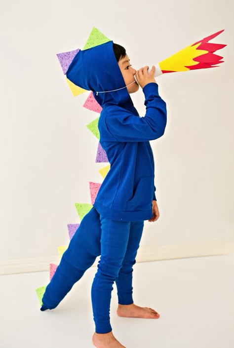 hello, Wonderful - 10 PLAYFUL NO-SEW HALLOWEEN COSTUMES FOR KIDS Kids Dragon Costume, Diy Dragon Costume, Costumes Faciles, Diy Costumes Kids Boys, Taco Costume, Dragon Dog, Diy Fantasia, Sew Halloween Costume, Diy Dragon