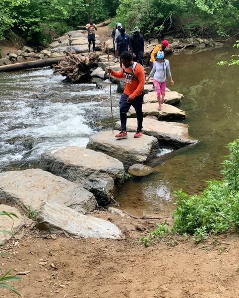 Family Hiking Aesthetic, Family Time Aesthetic, Nature With Friends, Walking Group, Granola Life, Golden Bday, Hiking Fall, Family Hike, Hangout Ideas