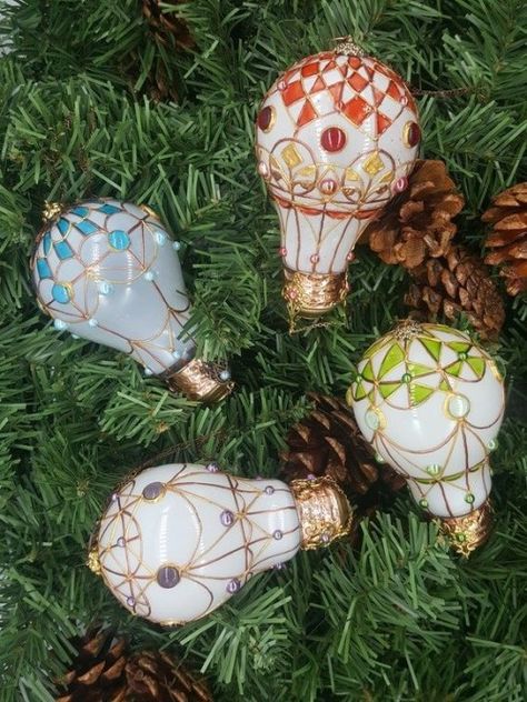 Light Bulb Hot Air Balloon, Stained Glass Light Bulb, Diy Hot Air Balloons, Light Bulb Art, Light Bulb Crafts, Hot Air Balloon Decorations, Light Bulb Ornaments, Stained Glass Light, Navidad Diy