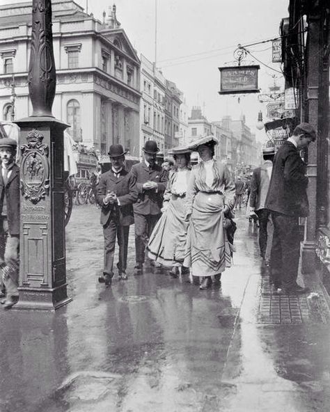 London 1898. 1900s London, Photo Of People, Era Victoria, Victorian London, Instagram London, London History, Fotografi Vintage, Old London, Women Street