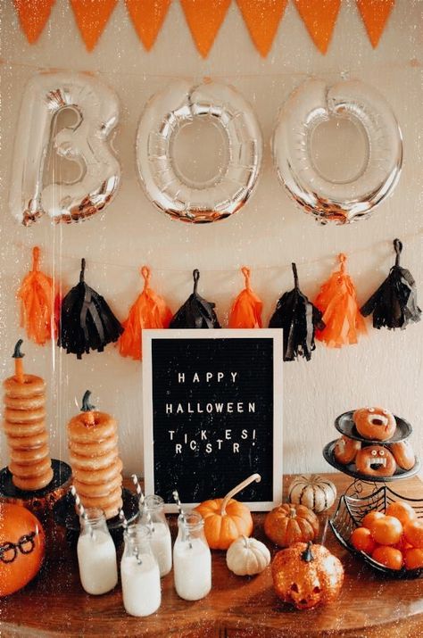 ☆ 𝐧𝐨𝐭 𝐦𝐲 𝐩𝐢𝐧- 𝐞𝐝𝐢𝐭𝐞𝐝 𝐛𝐲 𝐌𝐚𝐢𝐥𝐞 Fun Diy Halloween Decorations, Halloween Sleepover, Halloween Party Table, Dulces Halloween, Table Halloween, Halloween Party Snacks, Halloween House Party, Spooky Halloween Party, Halloween Dinner