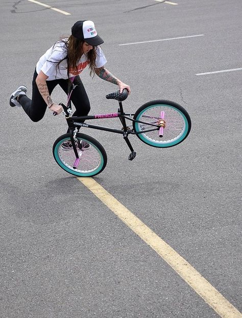 Bmx Photography, Bike Tricks, Bmx Flatland, Bmx Girl, Bmx Street, Bike Hacks, Mountain Biking Women, Skateboard Photography, Stunt Bike