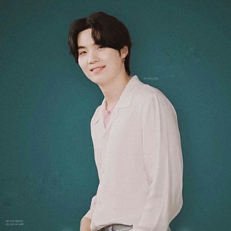 white shirt tucked in jeans, exposed forehead, his beautiful smile. what a sight. Mma 2019, Shirt Tucked In, Min Suga, Beautiful Smile, Bts Suga, Min Yoongi, White Shirt, Twitter, White