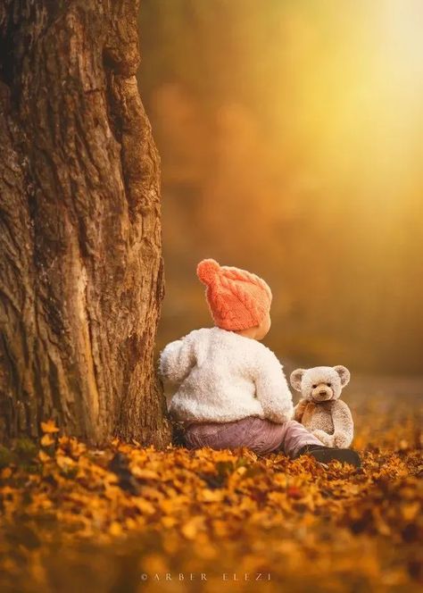 Fall baby photo idea Fall Baby Picture Ideas, Baby Picture Ideas, Fall Baby Photos, Bos Baby, Fall Baby Pictures, Portret Feminin, Kids Falling, Fall Family Portraits, Fall Shoot