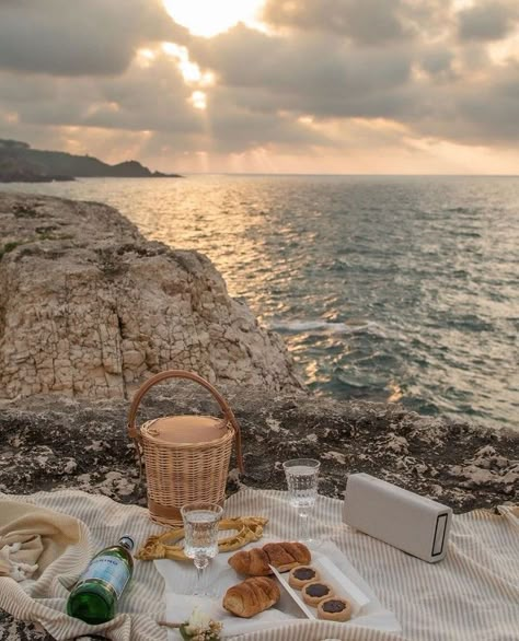 Picnic Inspiration, Picnic Date, Voyage Europe, A Picnic, Beach Picnic, Beach Aesthetic, Pretty Places, Travel Aesthetic, In The Woods