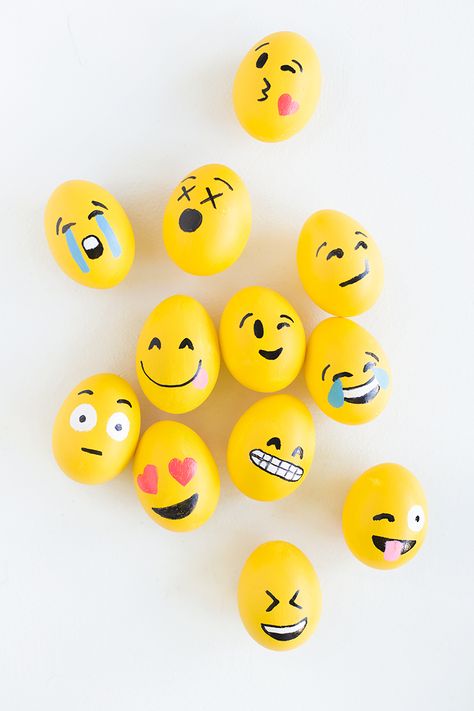 diy emoji easter eggs Emoji Easter Eggs, Easter Egg Projects, Diy – Velikonoce, Sharpie Colors, Creative Easter Eggs, Easter Egg Art, Mollie Makes, Easter Egg Dye, Easter Egg Designs