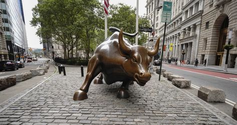 Wall Street 'Charging Bull' sculptor Arturo Di Modica dies at 80 Bull Wallpaper, Wall Street Bull, Charging Bull, London Stock Exchange, Picture Banner, Grand Central Terminal, Before After Photo, Steel Sculpture, Marble Statues