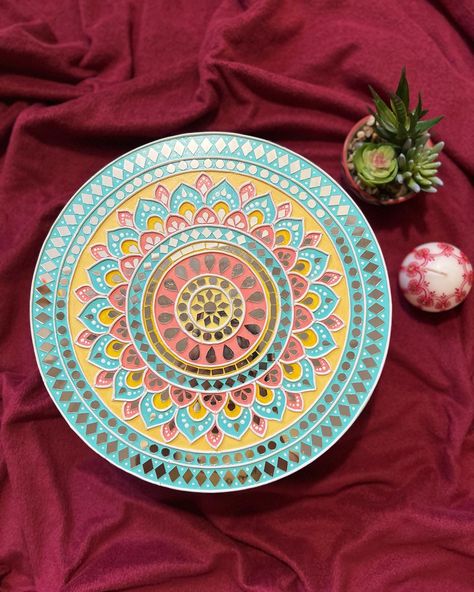 Lippan Art With Mandala, Lippan Art Colour Combination, Lippan Art Color Combination, Aesthetic Lippan Art, Lippin Art Design, Traditional Lippan Art, Mirror Mandala Art, Mirror Art Work, Lippin Art