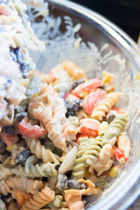 THE BEST Tex Mex Chicken Pasta Salad Recipe Tex Mex Pasta Salad, Tex Mex Pasta, Cold Chicken Pasta Salad, Dinner Low Calorie, Meal Prep Pasta, Healthy Salad Dressings, Chicken Pasta Salad Recipes, Macaroni Salads, Pasta Simple