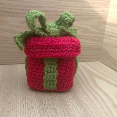 Crochet Mini Christmas Present Boxes Pattern – Hook Stitch Sew Christmas Present Ribbon, Crochet Mini Christmas, Christmas Present Bow, Christmas Present Boxes, Present Box, Crochet Box, Christmas Crochet Pattern, Christmas Sewing Projects, 4mm Crochet Hook