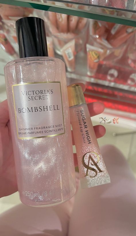 Profumo Victoria Secret, Victoria's Secret Bombshell, Perfume Body Spray, Shower Skin Care, Body Sprays, Smell Goods, Victoria Secret Perfume, Pretty Skin Care, Perfume Scents