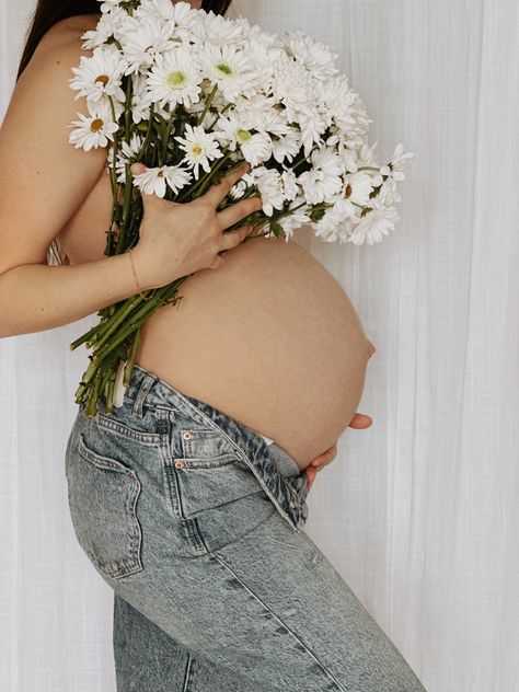 Diy floral maternity shoot Positive Birth Affirmations, Vom Avea Un Copil, Diy Maternity Photos, Cute Pregnancy Photos, Maternity Picture Outfits, Pregnant Photography, Maternity Studio Photoshoot, Studio Maternity Photos, Positive Birth