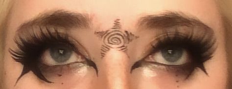 Spiral Star Makeup, Whimsigoth Makeup Aesthetic, Whimsigoth Makeup Looks, Swirly Makeup, Grunge Fairy Makeup, Star Makeup Y2k, Fairy Grunge Makeup, Fairy Eyeliner, Swirl Makeup