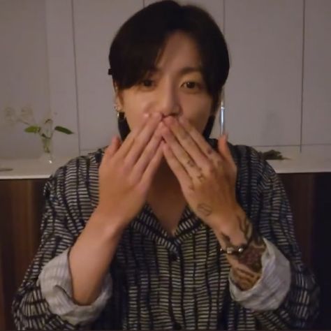 Flying Kiss Gif, Jungkook Weverse Live, Jungkook Weverse, Bts 2022, Blowing Kisses, Video Editing, Bts Jungkook, Peace Gesture, Bts