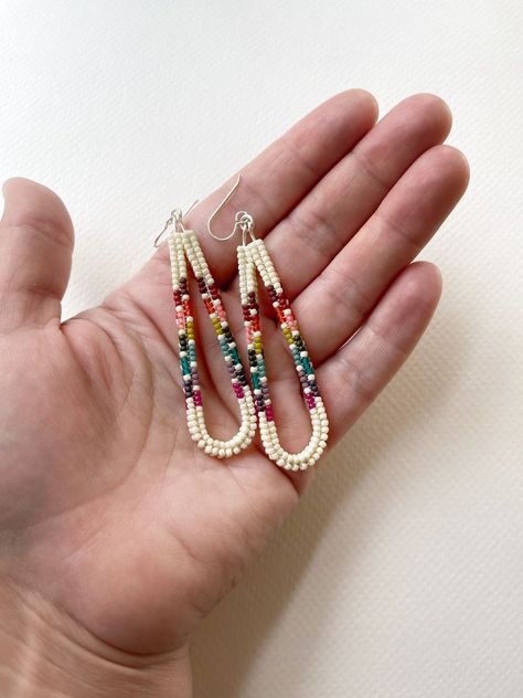 BEADED EARRINGS MAKING #BeadedEarrings Seed Bead Earrings Patterns, Herringbone Earrings, Handwoven Earrings, Beaded Jewelry Earrings, Beaded Earrings Tutorials, Beaded Earrings Diy, Beaded Bracelets Tutorial, Beaded Earrings Patterns, Earrings Inspiration