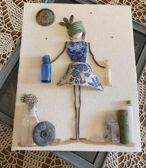 Broken China Crafts, Assemblage Art Collage, Projects For Home, Color Theory Art, China Crafts, Object Art, Mixed Media Art Canvas, Shell Crafts Diy, Beach Glass Art