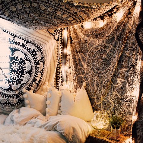 Hippy Bedroom, Hippie Bedroom, Hippy Room, Hippie Culture, Tapestry Bedroom, Hippie Home Decor, Bohemian Bedroom Decor, Beach Parties, Room Deco