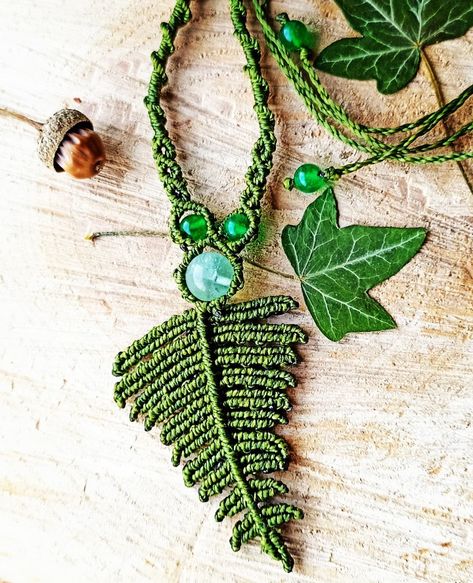 Knotted fern with linhasita and fluorite beads Diy Inspiration, Fern, Stuff To Do, Turquoise Necklace, Macrame, Knot, Turquoise, Beads, Quick Saves